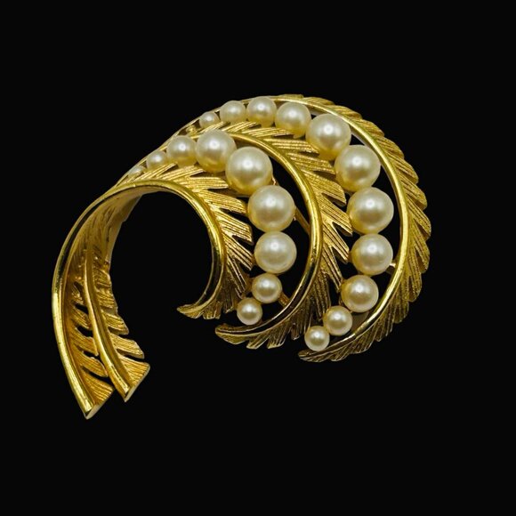 Exquisite Trifari Faux Pearl Double Leaf Brooch - Picture 2 of 5